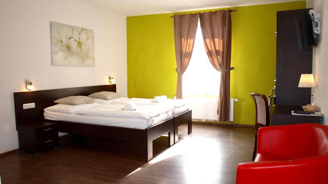 Pension Village Karlsbad Buitenkant foto