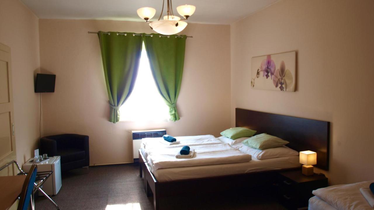 Pension Village Karlsbad Buitenkant foto
