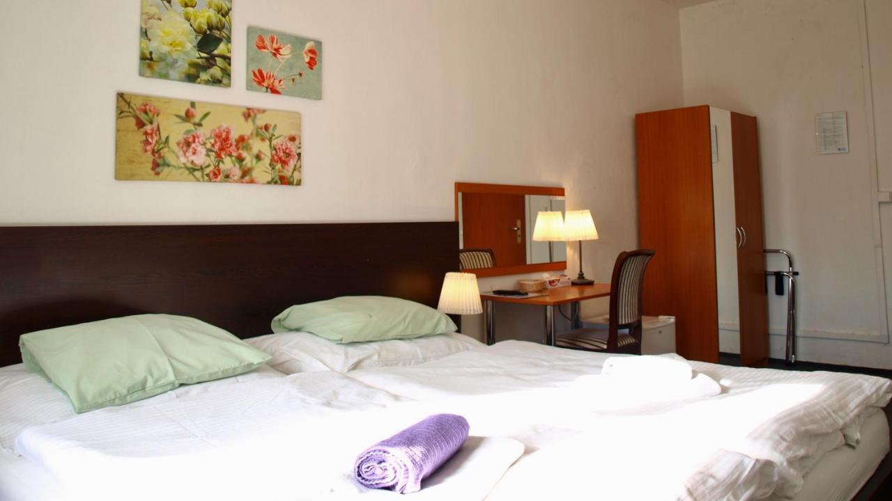 Pension Village Karlsbad Buitenkant foto